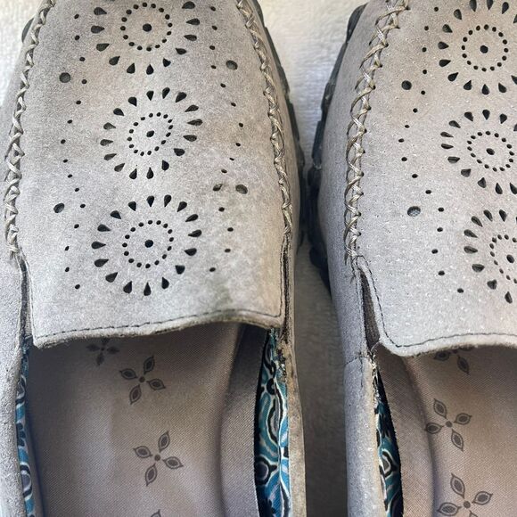 Skechers Women's Relaxed Fit Memory Foam Loafers Gray suede Shoe Size 9 - Picture 9 of 10